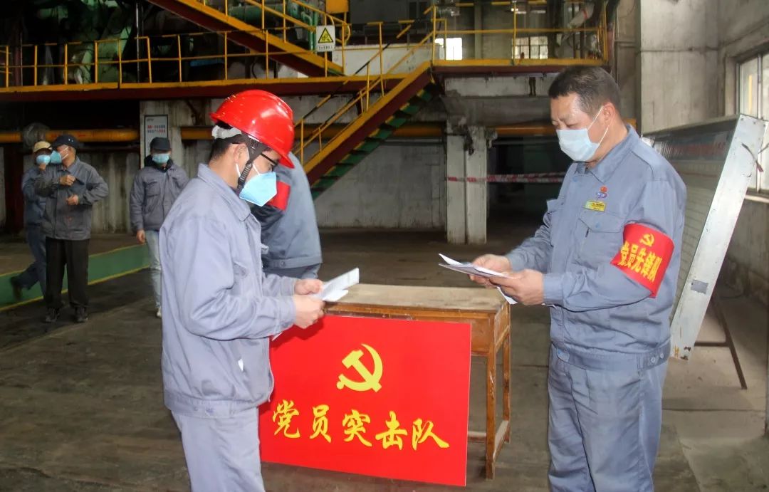 1598898820982432.jpg 12-上上公司成立8個(gè)黨員突擊隊(duì),為公司人口密集環(huán)境噴消毒水,為員工、外來人員、運(yùn)蔗司機(jī)、運(yùn)糖司機(jī)檢測體溫,向員工宣傳講解病毒防控知識,做好疫情防控排查,輿論管控,后勤保障。.jpg