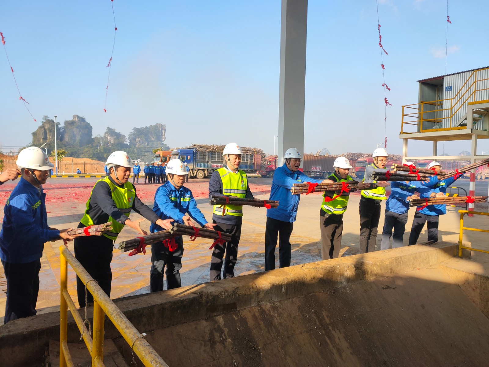 1607304438180323.jpg 12月6日東亞糖業首席運營官兼總裁林家樂(左五)出席崇左東亞公司開榨儀式1.jpg