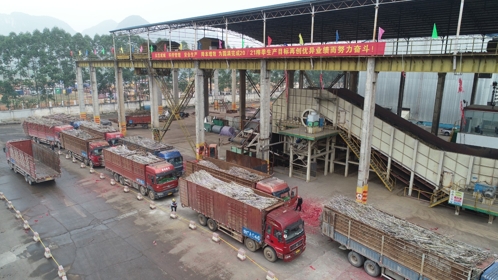 1607304635608412.jpg 蔗車排隊壓榨.jpg